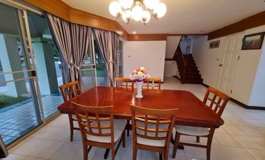 Private detached house with shady atmosphere