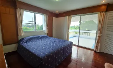 Private detached house with shady atmosphere