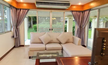 Private detached house with shady atmosphere