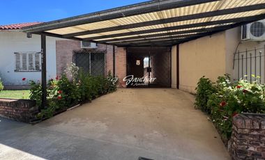 Casa en venta c/ cochera en Campana