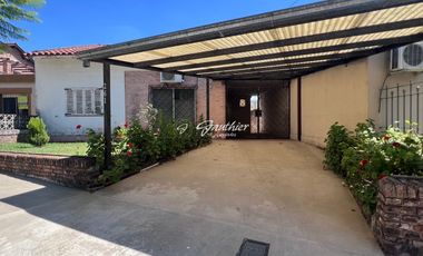 Casa en venta c/ cochera en Campana