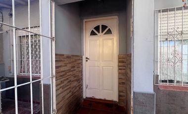 VENTA CASA 3 AMBIENTES CON PATIO BARRIO LIBERTAD
