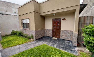 VENTA CASA 4 AMB CON PATIO Y JARDIN - QUILMES ESTE