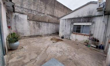 VENTA CASA 4 AMB CON PATIO Y JARDIN - QUILMES ESTE