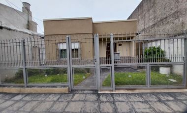 VENTA CASA 4 AMB CON PATIO Y JARDIN - QUILMES ESTE