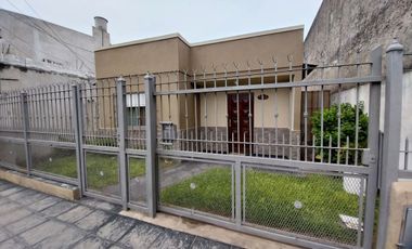 VENTA CASA 4 AMB CON PATIO Y JARDIN - QUILMES ESTE
