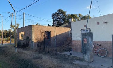 Casa de 1 dormitorio y local comercial  Recreo Sur