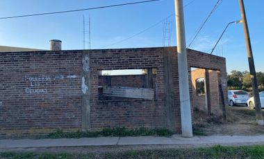 Casa de 1 dormitorio y local comercial  Recreo Sur