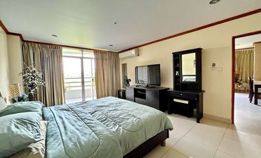 Hot deal for this huge apartment in the heart of the city