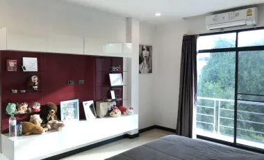 Grab a Steal: 6 BR, 7 Bath Mansion for Just ฿45 Mil!