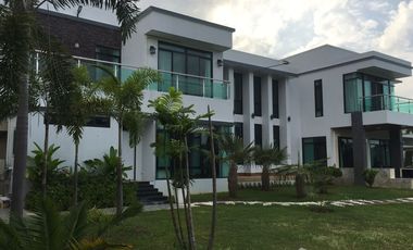 Grab a Steal: 6 BR, 7 Bath Mansion for Just ฿45 Mil!