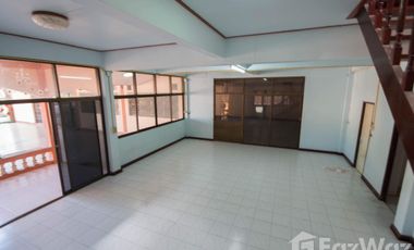 9 Bedroom House for sale in Bang Khwan, Chachoengsao