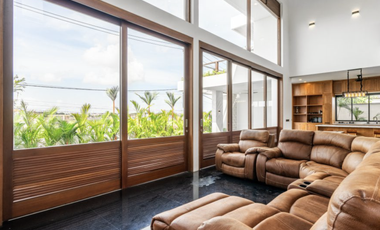 5 Bedroom Villa for sale in Batu Bolong, Bali