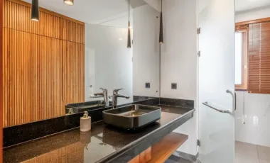 5 Bedroom Villa for sale in Batu Bolong, Bali