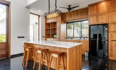 5 Bedroom Villa for sale in Batu Bolong, Bali