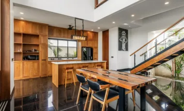 5 Bedroom Villa for sale in Batu Bolong, Bali