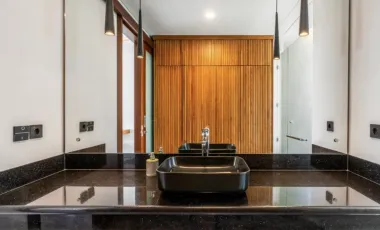 5 Bedroom Villa for sale in Batu Bolong, Bali