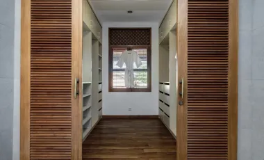 6 Bedroom Villa for sale in Seminyak, Bali