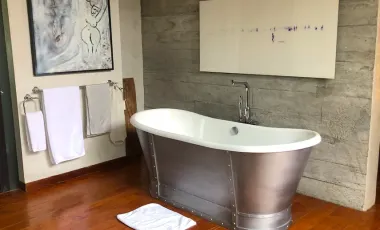 6 Bedroom Villa for sale in Kerobokan, Bali