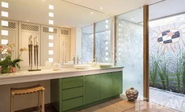 6 Bedroom Villa for sale in Kerobokan, Bali