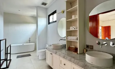 6 Bedroom Villa for sale in Kerobokan, Bali