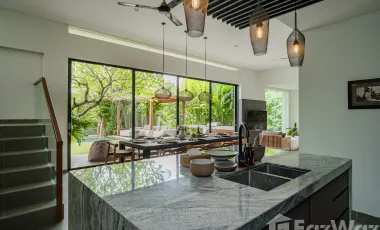 5 Bedroom Villa for sale in Kerobokan, Bali