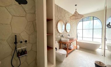 6 Bedroom Villa for sale in Kerobokan, Bali