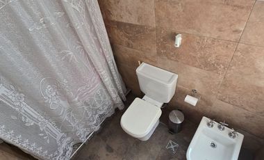 VENTA CASA 6 AMB. CON PILETA PARQUE LAS NACIONES