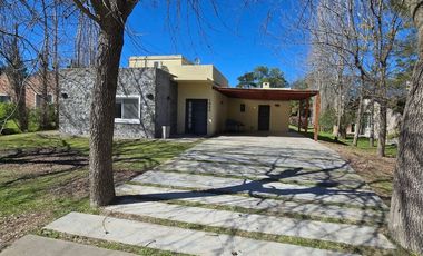 VENTA CASA 6 AMB. CON PILETA PARQUE LAS NACIONES