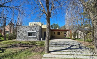 VENTA CASA 6 AMB. CON PILETA PARQUE LAS NACIONES