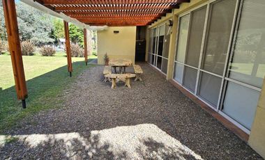 VENTA CASA 6 AMB. CON PILETA PARQUE LAS NACIONES