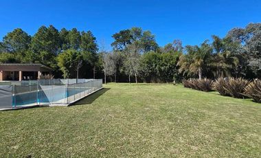 VENTA CASA 6 AMB. CON PILETA PARQUE LAS NACIONES