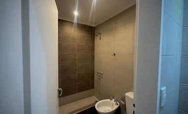 DEPARTAMENTO 2 AMB CON ESCRITORIO PATIO COCHERA