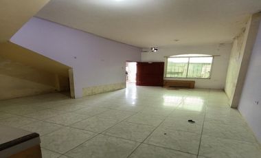 Casa de dos pisos en venta en Quevedo