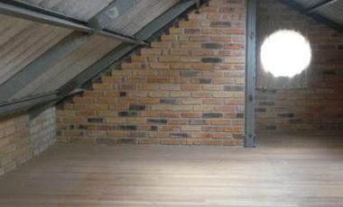 Casa de 3 Niveles en Urbanización Privada – Espacio, Seguridad y Confort en Cuenca