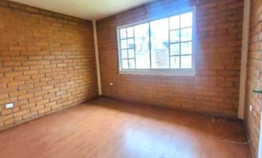 Casa de 3 Niveles en Urbanización Privada – Espacio, Seguridad y Confort en Cuenca