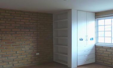 Casa de 3 Niveles en Urbanización Privada – Espacio, Seguridad y Confort en Cuenca