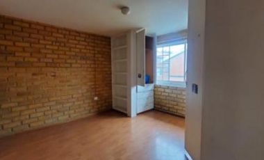 Casa de 3 Niveles en Urbanización Privada – Espacio, Seguridad y Confort en Cuenca