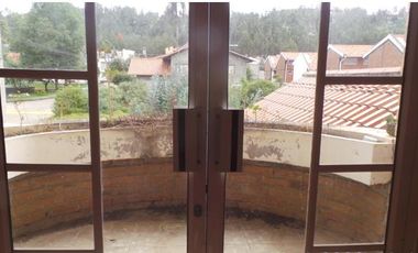 Casa de 3 Niveles en Urbanización Privada – Espacio, Seguridad y Confort en Cuenca