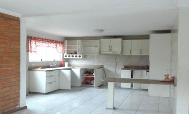 Casa de 3 Niveles en Urbanización Privada – Espacio, Seguridad y Confort en Cuenca