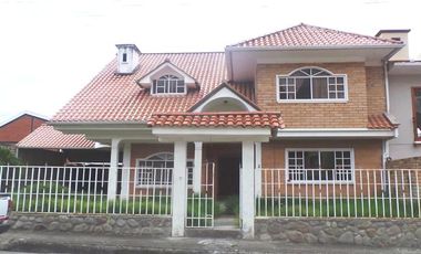 Casa de 3 Niveles en Urbanización Privada – Espacio, Seguridad y Confort en Cuenca