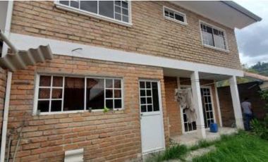 Casa de 3 Niveles en Urbanización Privada – Espacio, Seguridad y Confort en Cuenca