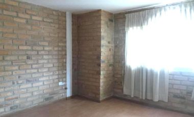 Casa de 3 Niveles en Urbanización Privada – Espacio, Seguridad y Confort en Cuenca