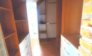 Casa de 3 Niveles en Urbanización Privada – Espacio, Seguridad y Confort en Cuenca