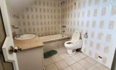 Casa de 3 Niveles en Urbanización Privada – Espacio, Seguridad y Confort en Cuenca