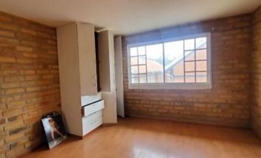 Casa de 3 Niveles en Urbanización Privada – Espacio, Seguridad y Confort en Cuenca