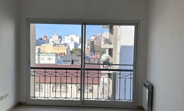 2 AMBIENTES AMPLIOS COCINA SEPARADA CON COCHERA