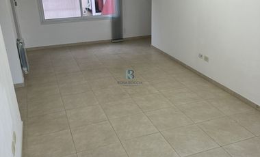 2 AMBIENTES AMPLIOS COCINA SEPARADA CON COCHERA