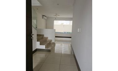 Casa en Renta Fontana Residencial Carretera Nacional JPMG