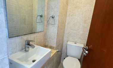 Departamento super amplio de dos ambientes con cochera en alquiler.